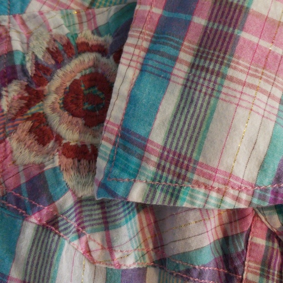 Guess button up, floral lacing on shoulders. Cute - Picture 3 of 5